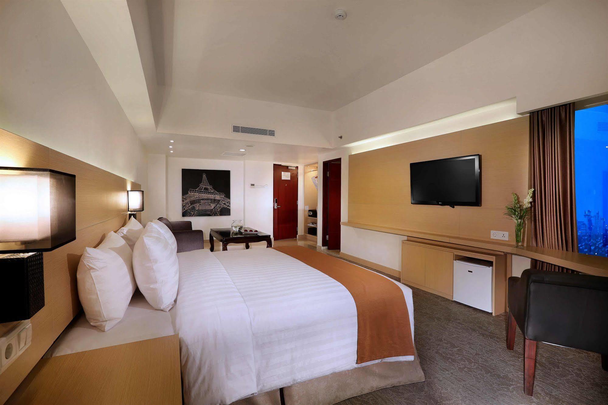 Golden City Hotel And Convention Center - Chse Certified Semarang Exteriér fotografie